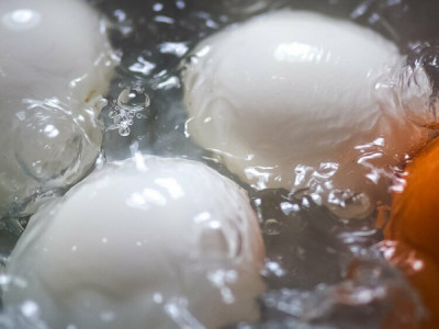 Зря выливали воду после варки яиц – один секрет многих удивит