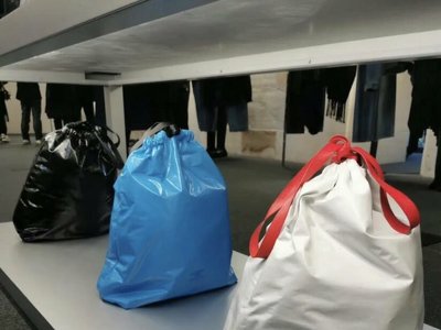 Модная шутка от Демны Гвасалия и Balenciaga: сумка мусорный мешок