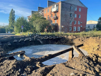 В Николаеве российская ракета разрушила водопровод - на месте взрыва образовалось небольшое озеро