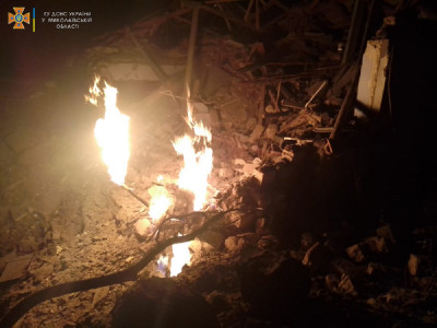 Ночью оккупанты вновь обстреляли Николаев - возник пожар на газопроводе и пострадали дома