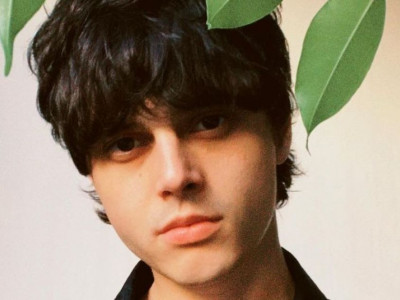 ALEKSEEV с растрепанными волосами и фирменной улыбкой показал, как выглядел в детстве