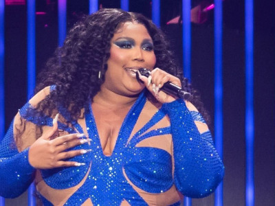 В прозрачном комбинезоне с декольте: Lizzo в провокационном образе выступила во Флориде