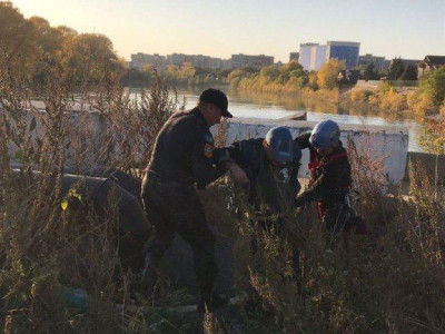 Спасатели Усть-Каменогорска пришли на выручку мужчине, упавшему в коллектор