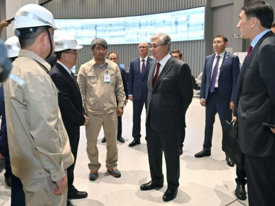 Токаев посетил Шымкентский нефтеперерабатывающий завод