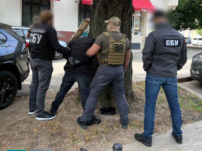 В Одесі правоохоронець зі спільниками викрали 200 тис доларів у чоловіка