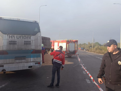 На автодорозі Одеса – Южне пасажирський автобус зіткнувся із фурою: є постраждалі
