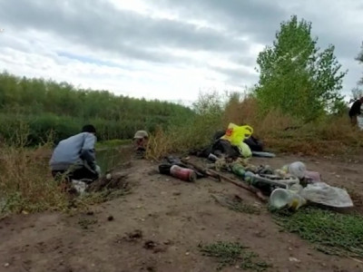 «Отблагодарить Казахстан». Россияне в Уральске очистили берег реки от мусора