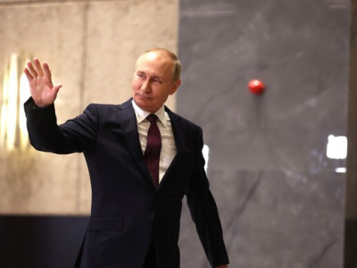 Politico назвало претендентов на должность Путина в случае падения его режима