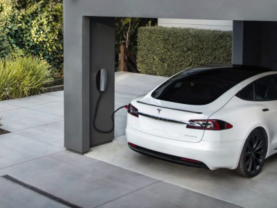 Tesla почала продавати адаптери CCS Combo для швидкої зарядки електромобілів