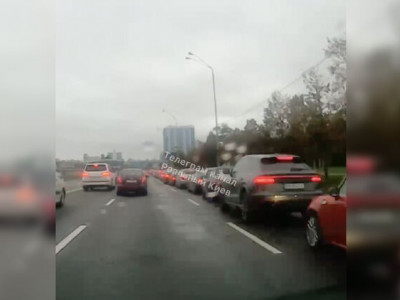 В Киеве новая пробка из-за желающих попасть в Макдональдс, которые мешают общественному транспорту. Видео