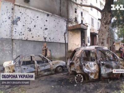 Миколаїв під обстрілом: росіяни влучили в двір багатоповерхівки, мешканців побило осколками