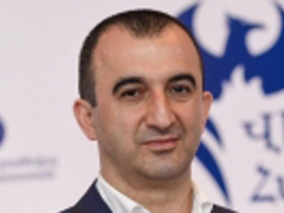 Оппозиционный депутат Мхитар Закарян подал в отставку