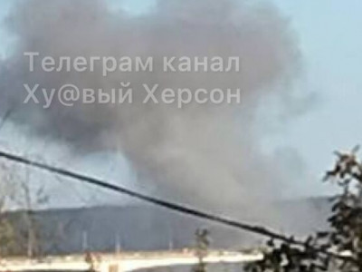 Над Антоновским мостом в Херсоне поднимается дым. Сообщают о попадании