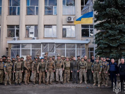 Над Лиманом военные официально подняли украинский флаг и передали контроль администрации