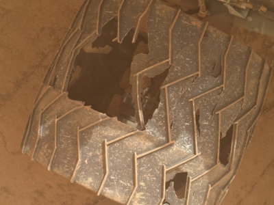 NASA опублікувало фотографію величезної дірки у колесі марсоходу Curiosity (ФОТО)
