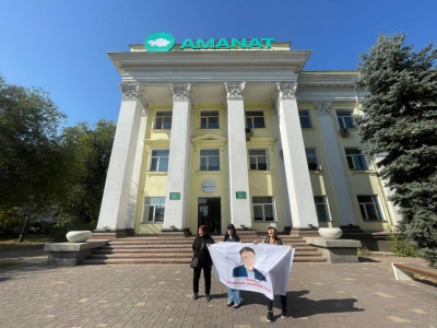 В Алматы задержали активистов Демпартии перед офисом партии Amanat