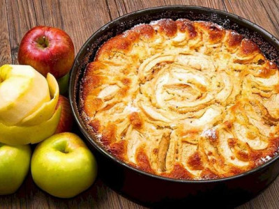 Яблучна шарлотка з ванільними нотками