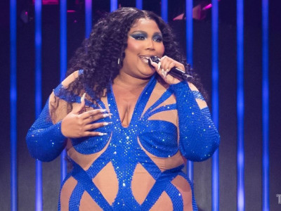 У прозорому комбінезоні з декольте: Lizzo в провокаційному образі виступила у Флориді У прозорому комбінезоні з декольте: Lizzo в провокаційному образі виступила у Флориді