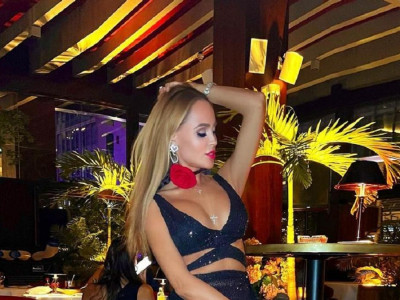 Анна Калашникова похвасталась пышной грудью в глубоком декольте — Fil