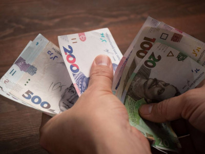 Украинцам начали выплачивать по 3400 гривен: кому положена выплата