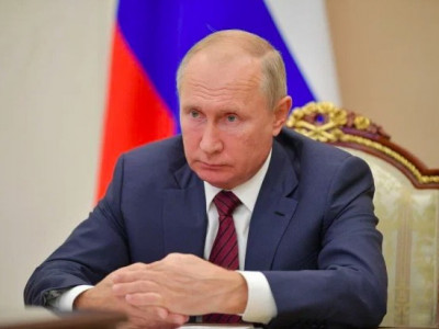 Рука посинела, а лицо набухло: СМИ сообщили об ухудшении состояния здоровья Путина (фото)