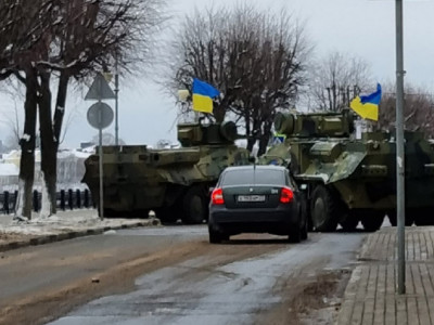 В российской Твери появилась военная техника с украинскими флагами: что происходит?