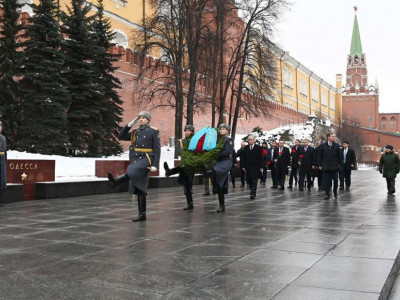 Президент Казахстана возложил цветы к памятнику-мемориалу «Могила неизвестного солдата» — Financial Times