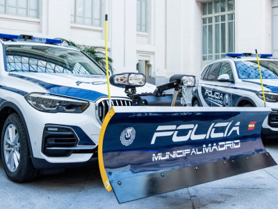 Дорогий преміальний кросовер BMW перетворили на снігоприбиральну машину (фото)