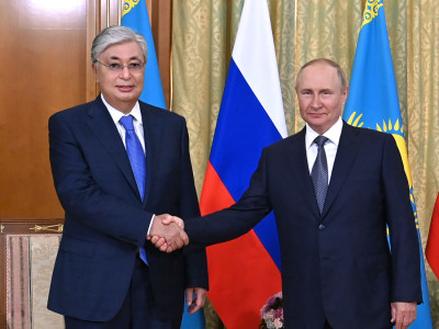 Путин дергал ногами, Токаев вел себя пренебрежительно. СМИ отреагировали на встречу президентов России и Казахстана: