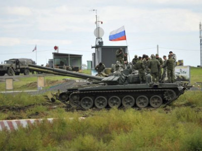 Стает горячо: российские оккупанты понемногу драпают из Родов в сторону Мариуполя, вывозя имущество из больницы.