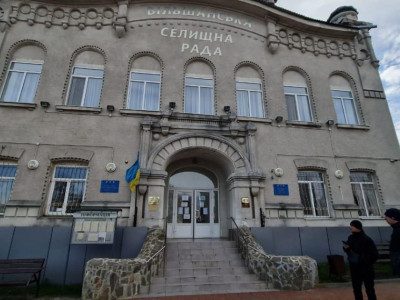 В Харьковской области женщина сорвала со здания государственный флаг и разорвала его: что ей угрожает (фото)