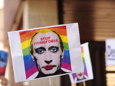 Зачем Путин борется с геями?