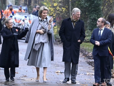 У костюмі Carolina Herrera та червоних човниках: діловий лук королеви Матильди (ФОТО)
