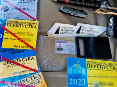 В Киевской области ликвидировали схему продажи фальшивых спецпропусков, с которыми авто могли ездить в комендантский час
