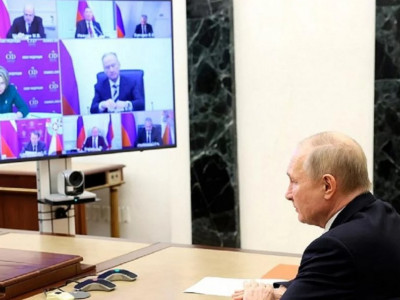 Путин провел совещание с членами Совбеза на фоне серии взрывов на российских аэродромах
