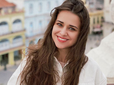 Екс-дружина Дзідзьо Славія постала в білосніжній сукні та з букетом квітів