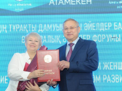 Пока швеи из Кыргызстана завоёвывают международный рынок, наши мастерицы радуются грамоте из рук акима области
