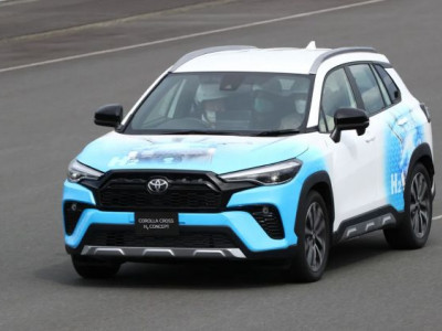 Toyota показала прототип кросовера з ДВЗ, який працює на водні