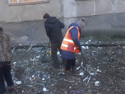 Жители пострадавшего дома и коммунальщики в Константиновке ликвидируют последствия «прилета»