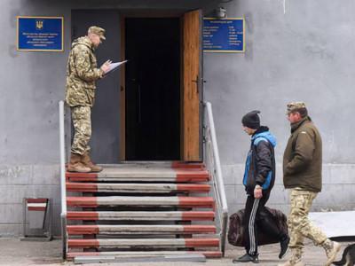 Как и где имеют право вручать повестки украинцам в 2023 году: ответы на важные вопросы