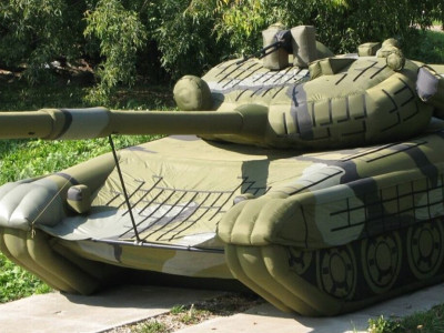 У ЗСУ пояснили, чому ворог використовує надувні танки