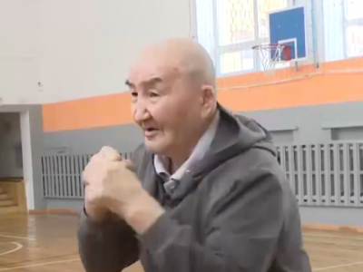 77-летний тренер учит детей боксу в Шахане
