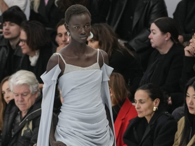 Много серебра и легкости: Дом Fendi презентовал женственную коллекцию весна-лето 2023