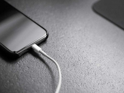 Чи варто залишати смартфон на зарядці на всю ніч