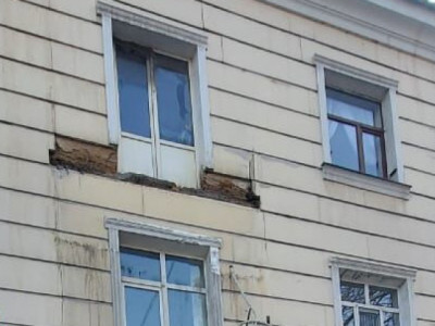 Балкон рухнул в жилом доме в центре Шымкента