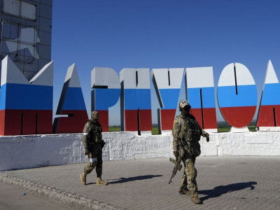 Во временно оккупированном Мариуполе на базе оккупантов прогремели мощные взрывы: виден черный дым