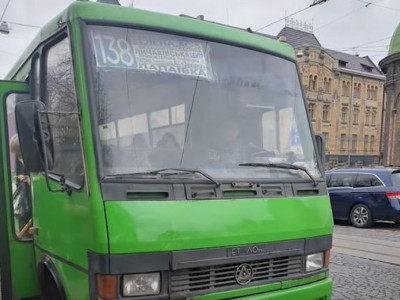 Ехала с кладбища, где похоронен сын: во Львове маршрутщик выгонял из автобуса мать погибшего защитника
