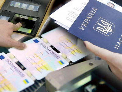 Вернуться в Украину легко: паспорта разрешили пересылать за границу