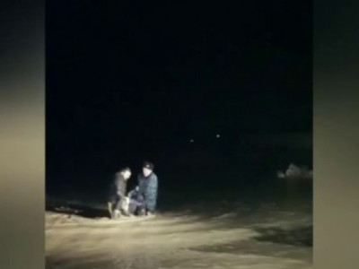 Спасение мужчины из паводкового потока сняли на видео в Туркестанской области