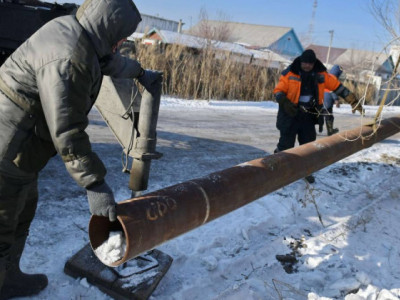 В Экибастузе продолжают устранять повреждения на теплосетях